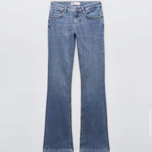 Säljer mina low waist jeans från Zara. Dom är helt nya och i strlk 32💘