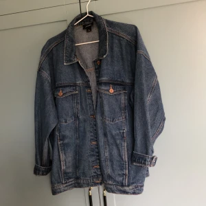 Jeansjacka från Monki - Fin jeansjacka från Monki. Storlek M. Sparsamt använd - fint skick! Modellen är oversized och lite åt det boxigare hållet.