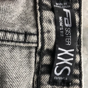 Gråa jeans - Gråa mom jeans från New Yorker. Jeansen är i strl xxs och passar mig som är ca 154 cm lång. Säljer på grund av att de inte kommit till användning. Visar inget tecken på slitage, nypris 500 kr🤍 Pris kan diskuteras 💕