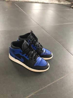 Air jordan 1 mid Hyper Royal, Stl 39 - Storlek 39 Säljer nu dessa eftersom dom är för små för mig.