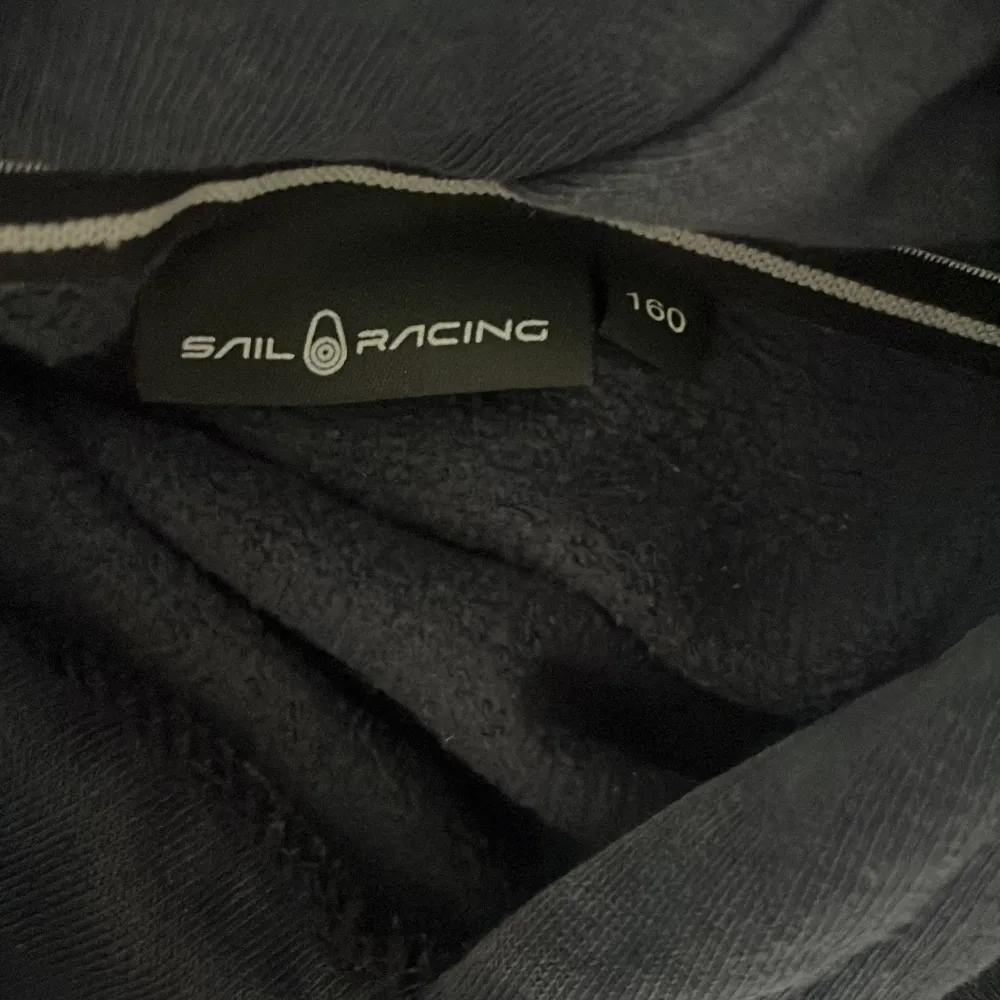 Halloj! Säljer denna Sail racing hoodie då den inte används på ett bra tag eftersom den är riktigt för liten. Mycket bra skick 8/10.. Hoodies.