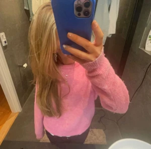 Stickad tröja  - Säljer en rosa jättefin stickad tröja, som ej kommer till användning💗🌸🍬 Den är från zara! Bilderna är lånade, sista bilden är min egen bild!🌸