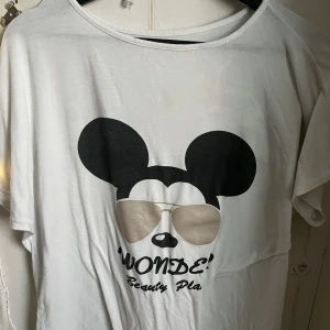 T-shirt  - En luftig och fin t-shirt med Musse pig på samt ett citat. Köptes på en marknad för ett år sedan för 150. 