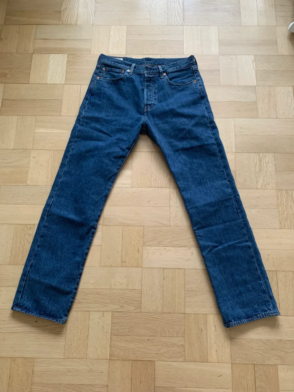 Ett par fina 501 som endast legat i garderoben från köp. Mått 32/32. Jeans & Byxor.