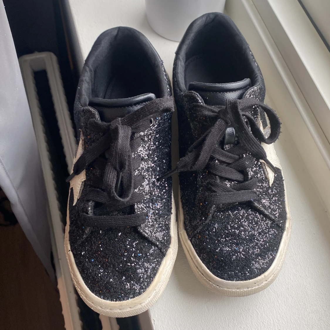 Svarta glitter sneakers med stjärnor  - 90
