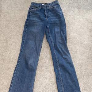 Utsvängda jeans från Topshop i strl w26/l32. Använda endast en gång.