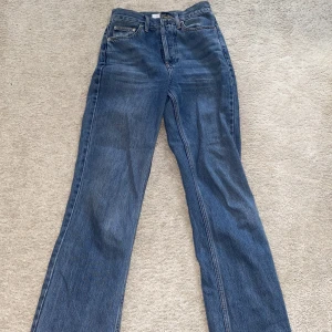 Utsvängda jeans - Utsvängda jeans från Topshop i strl w26/l32. Använda endast en gång.