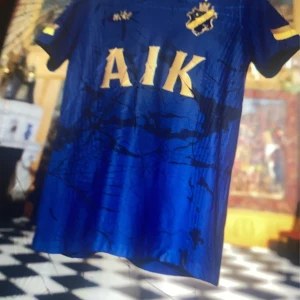 Aik t sha  - Aik t shirt aldrig använd. Ny model och skick 10/10. Skriv för fler bilder. Pris kan diskuteras