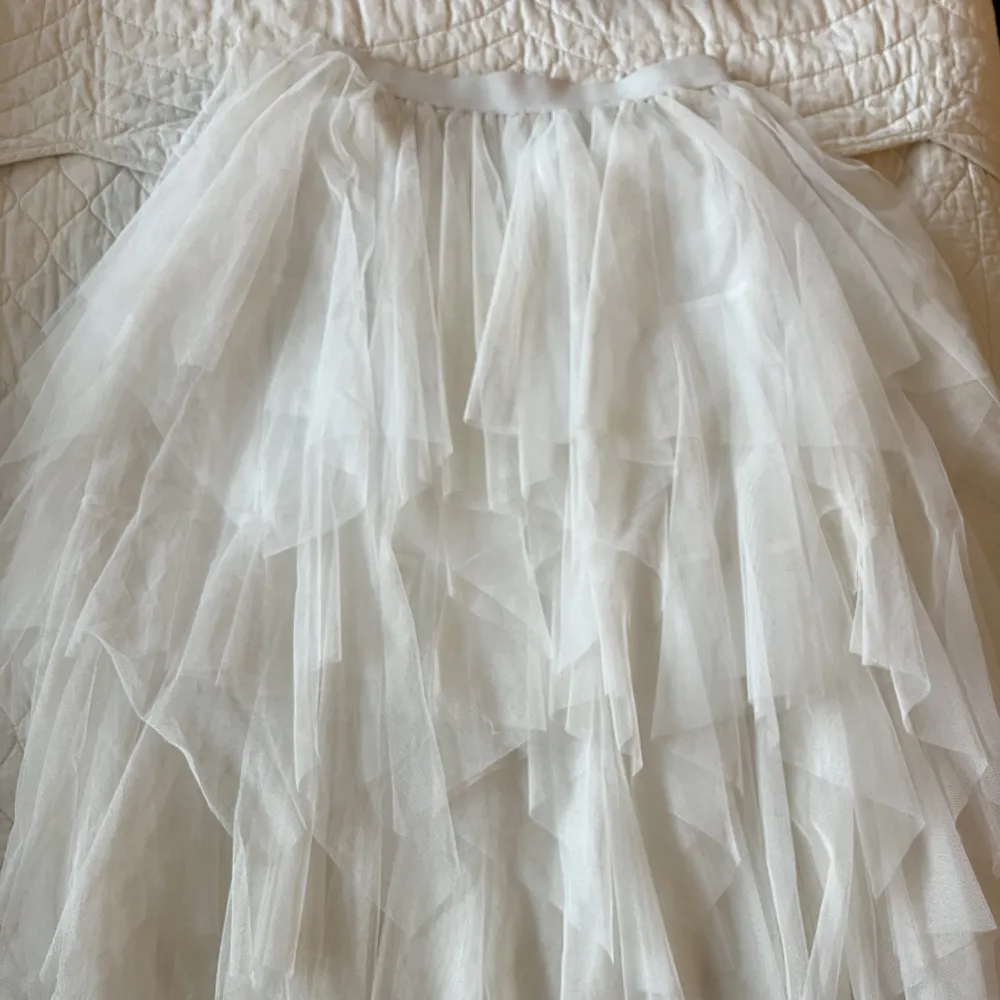 Hej! Säljer en fluffig vit kjol ifrån may. Stl M men med resår i midjan så passar S-L❣️. Kjolar.