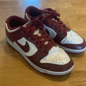 Nike dunk TEAM RED - Jag säljer mina Nike dunks som är för små för mig. Dom är i hyfsat bra skick. Storlek 40,5   Pris kan diskuteras.