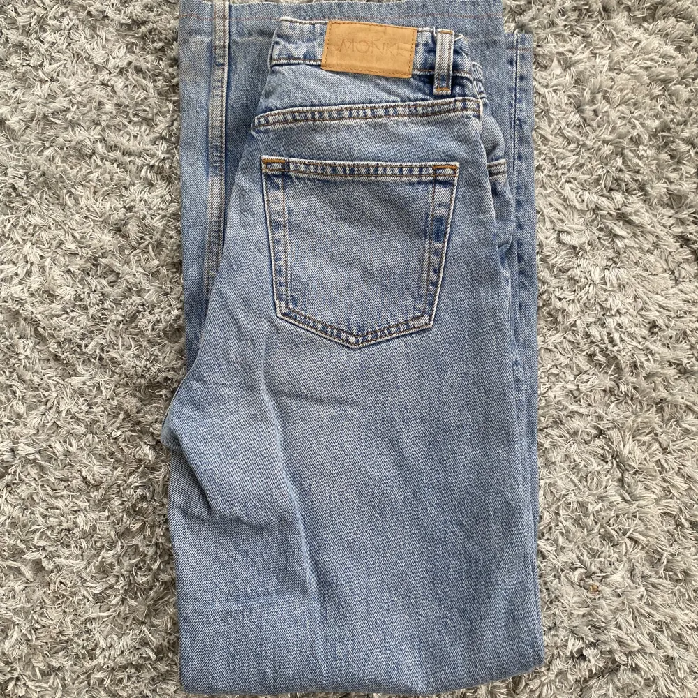 Yoko jeansen från Monki, nypris 399kr! Har sytt in dem i längden och sytt in ett gummiband i midjan men det är lätt att ta bort om man vill💕Pris kan diskuteras! Säljer likadana blå på min sida!!. Jeans & Byxor.