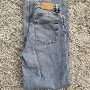 Ljusblå jeans - Yoko jeansen från Monki, nypris 399kr! Har sytt in dem i längden och sytt in ett gummiband i midjan men det är lätt att ta bort om man vill💕Pris kan diskuteras! Säljer likadana blå på min sida!!