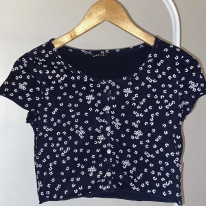 MARINBLÅ TOPP - En topp från SHEIN med ”Blom” detaljer på! Super söt, använd ett fåtal gånger. I bra material och i go skick!