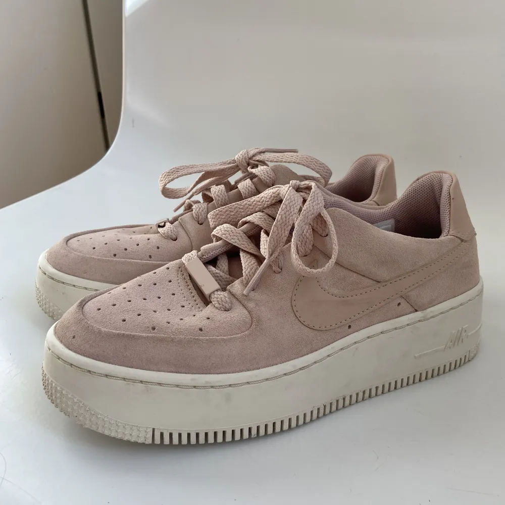 Superfina ljusrosa Nike sneakers, storlek 36,5. Mocka. . Skor.