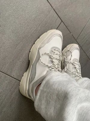 Vårskor - Jättefina vårskor i nyskick. Använda ca 2 gånger. Säljer pga att de är för små för mig. Hör av dig om du har fler frågor💞 storlek 40 men skulle säga att de passar 39 också