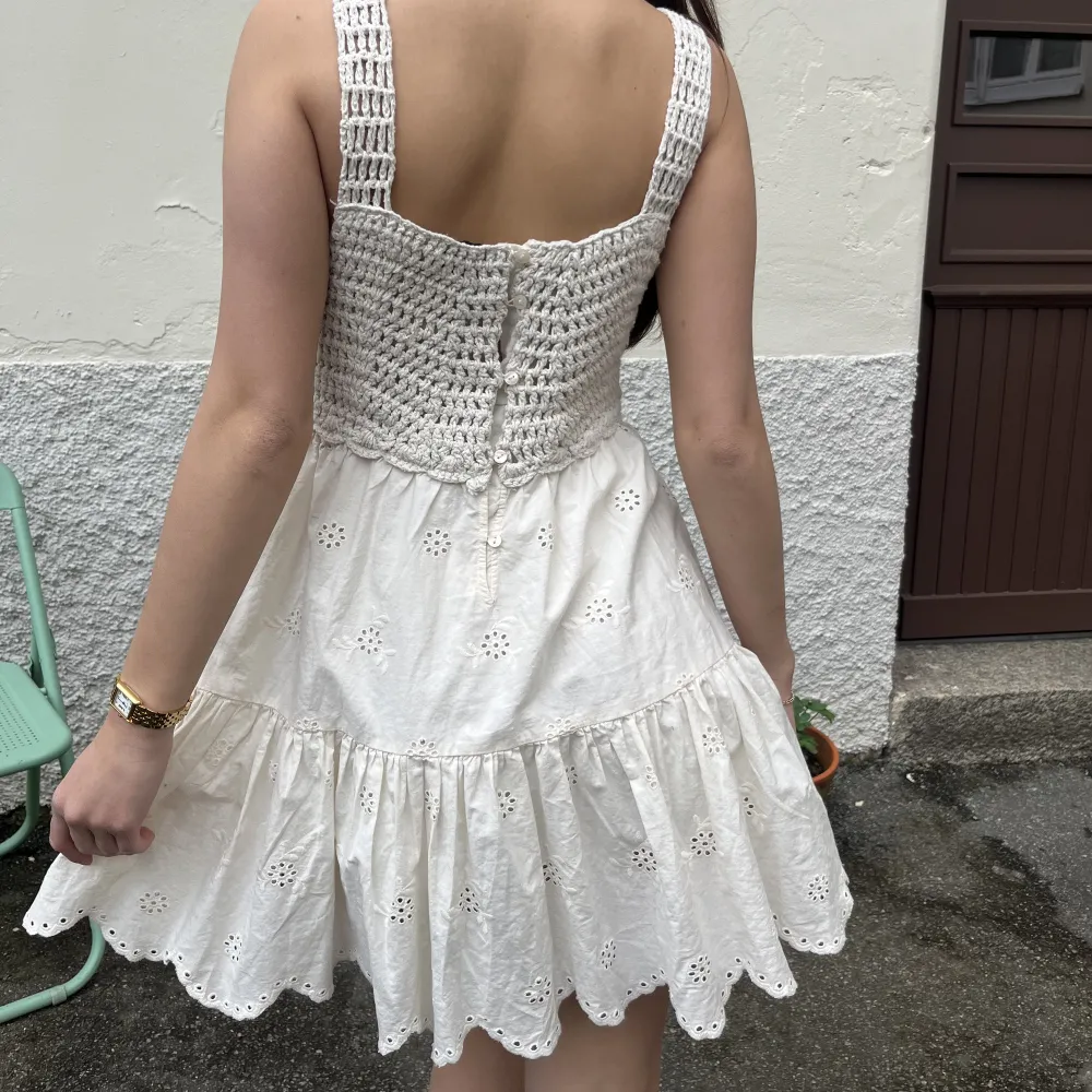 Suuuuuperfin vit klänning, helt oanvänd😁😁perfekt till studenten eller avslutning i skolan! . Klänningar.