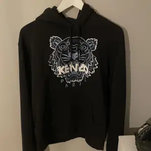 Kenzo hoodie storlek M!  Nästan helt oanvänd! Köpt för 3000kr 