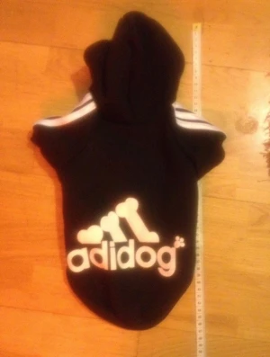 Tröja med kapuschong för hund från Adidas. från Adidas - Helt oanvänd hundjacka för en mindre hund. Lite större än en Chihuahua. Aldrig använd.