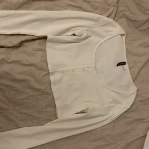 Topp - Ribbad långärmad kort topp, använd 1 gång så nästan nytt skick