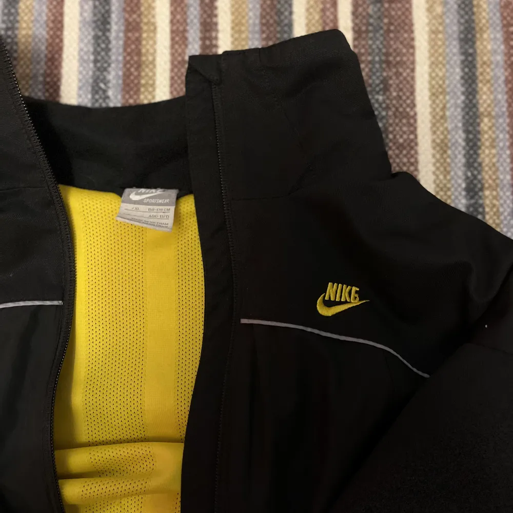 Nike Zipup i bra skick. Storleken är XL i barnstorlek men sitter som S i vanlig storlek.. Tröjor & Koftor.