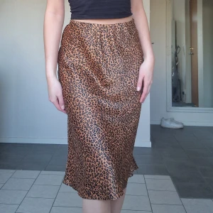 Satinkjol - Satinkjol med leopardmönster från Lindex. Säljer pga lite för stor för mig
