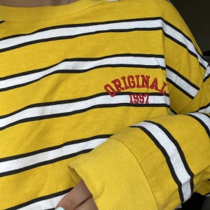 Tröja  - Randig tröja från HM. Fint skick.  Köpare står för frakt 