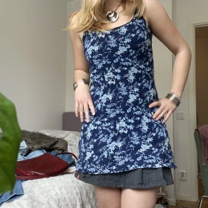 Blå kort klänning  - En kort blå klänning, superfin men använder inte tillräckligt mycket.