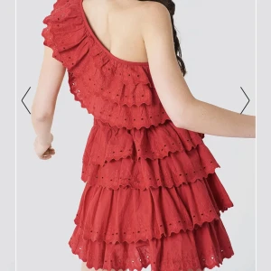 Linn Ahlborg x Nakd  - Röd one shoulder klänning från Linns gamla kollektion från Nakd! Knappt använd. 