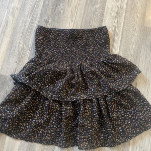 Volangkjol - Säljer en jätte sööt volangkjol från märket ADPT. Storleken motsvarar en S ❤️ Knappt använd 