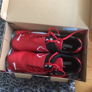 Puma Ferrari edition  - Puma Ferrari edition skor som endast använts en gång, är därför i nyskick.  Supersnygga till sommaren, storlek 42.  Nypris 1299, säljes för 700 eller högstbjudande med rätt att säga nej.  Kan skicka fler bilder om så önskas. 
