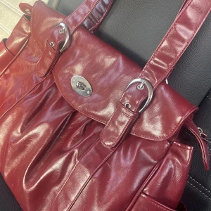 Röd väska - En vinröd väska, nyskick. Perfekt för skolan/jobb!!