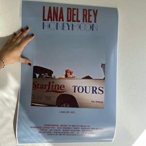 Lana del rey affisch från albumet ”honeymoon”. (40x60cm) Helt i nyskick förutom revan som syns på sista bilden! 