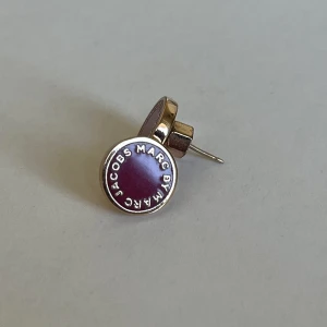 Örhängen Marc Jacobs  - De klassiska örhängena från Marc Jacobs som tyvärr inte används nog hos mig.   Cerisefärgade med detaljer i roséguld. 🌺  Kan frakta eller mötas upp i Stockholm. 