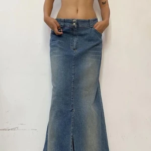 maxi jeanskjol - denim maxikjol ! går att välja om man vill ha hög eller lågmidjad. passar i längden för mig som är 1.73, funkar nästan bättre om man är kortare då den blir längre vid fötterna. bilderna är lånade men kjolen är identisk förutom att slitsen är på baksidan