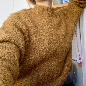 Brun tröja - Brown-yellowish sweater size M. Perfect for spring as it is warm yet let’s air go through. Material and brand unknown but my guess that the material is some kind of wool. Very cute and comfy❤️