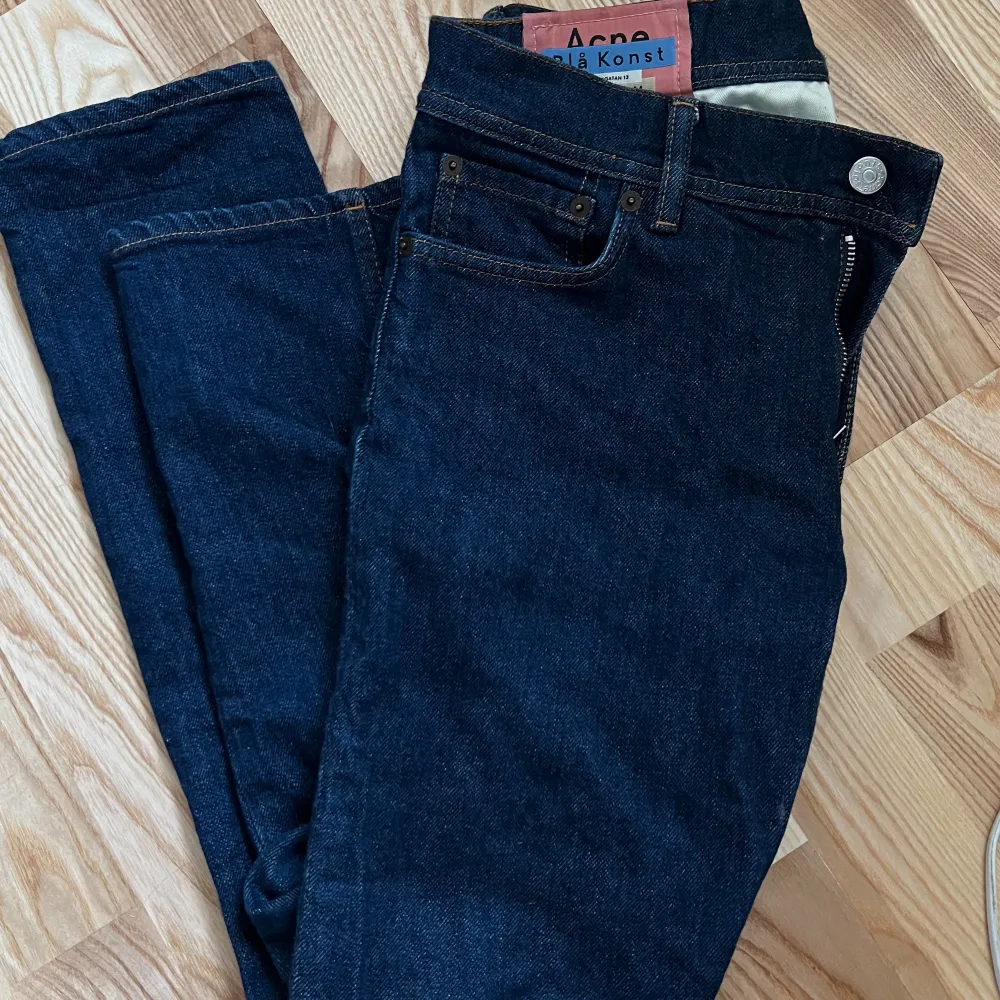 Blå acne jeans, aldrig använda då de är lite försmå för mig. Skulle rekommendera storlek xs-s/34-36, eller större beroende på hur man vill ha fiten. Originalpris 2 500kr. Jeans & Byxor.