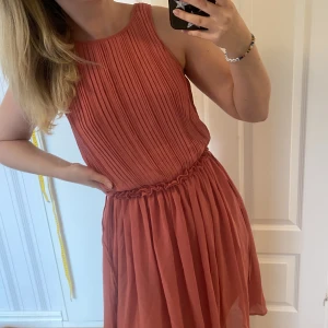 Klänning  - Klänning storlek 34, prislapp kvar.  fläck på insidan men inget som syns utifrån. h&M
