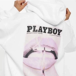PLAYBOY HOODIE - Jättefin o mysig hoodie från playboy💕 Typ aldrig använd så är helt i nyskick💕 säljes då den inte kommer till användning💕