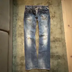 Såå coola raka lågmidjade vintage replay jeans!! Perfekt modell och ser inte skinny ut som vissa andra raka modeller kan göra. Köpta på sellpy men aldrig använda då jag inte tyckte dom passade. Nypris ca 1300😊