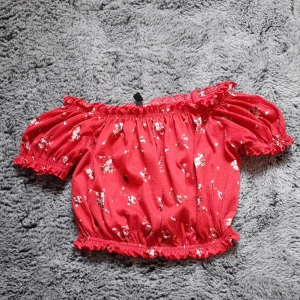 Röd crop top - Säljer denna på grund av att den e för liten. Priset kan diskuteras 