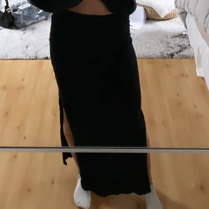 Långkjol - Säljer denna fina långkjolen med slits vid båda sidorna. Super fin till sommaren! Inga defekter! Skriv vid intresse och köparen står för frakten 😍