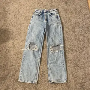 Säljer mina jeans med hål från Na-kd då de inte kommer till användning❤️ knappt använda, väldigt bra skick🫶🏼 säljs för 150kr!