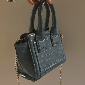 Zara väska - Skit snygg väska från zara i den perfekta ljusblå färgen som är så fin nu till sommaren. Säljer då den inte kommer till användning längre💕Avtagbar kedja, bilxtlås stängd och två fack😊😊