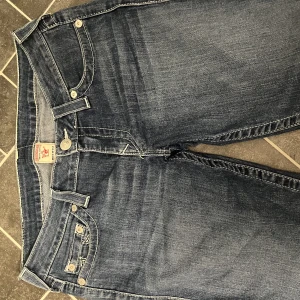 True religion - Fina knappt använda true religion i storlek W 30, motsvarar S/M. Superfina, populära jeans med vit söm. Pris kan diskuteras! Dessa är tighta ner till, däremot ej vid anklarna :)