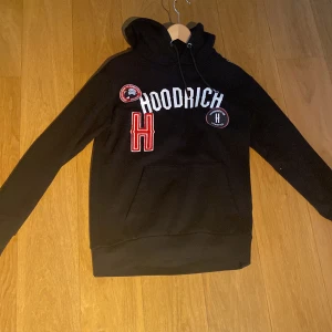 Hoodrich hoodie - Jag säljer nu min svarta hoodrich hoodie. Tröjan är helt ny och aldrig använd.