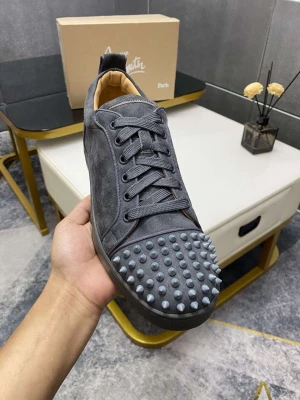 Gråa louboutin - Det finns mellan 36-51 storlek, box,kvitto och dough bag medföljer och har ni några mer frågor ställ dem