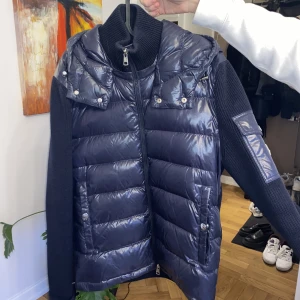 Moncler jacka - Moncler jacka i storlek M. Köptes i 2018 men är i super skick. Nypris var 9499kr. (Frakt tillkommer)🤍
