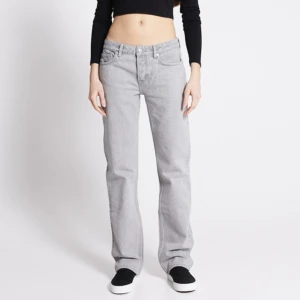 Lågmidjade grå jeans - Helt nya, oanvända low rise jeans som sitter perfekt. Det är en straight fit,  tajt vid låren och mer baggy ner till.  Formans fint bak till.  XS-S