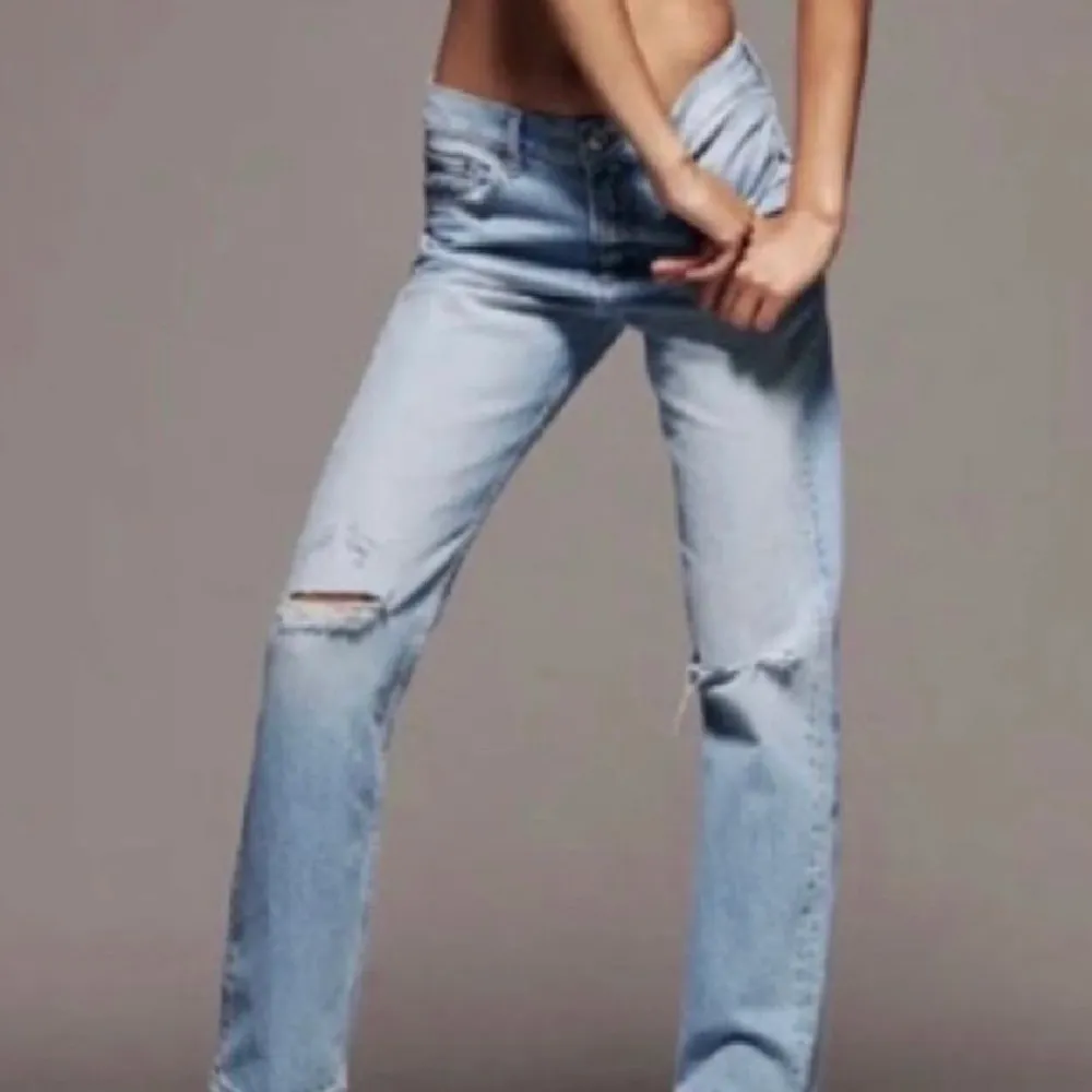 Säljer dessa jeans från zara med hål i. Om många intresserade blir det budgivning. Kontakta vid intresse eller om frågor💜 . Jeans & Byxor.
