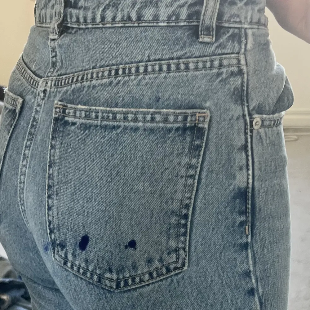 Ljusblå bootcut jeans från Zara 🥰 (en fläck på baksidan av ena fickan annars inga defekter). Jeans & Byxor.